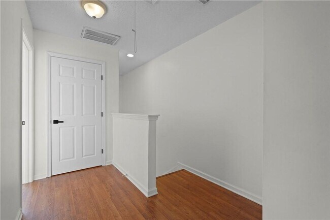 Building Photo - Spacious 3-Bedroom Townhouse in Prime Savannah Location, Move-in Special: FREE RENT for December!!