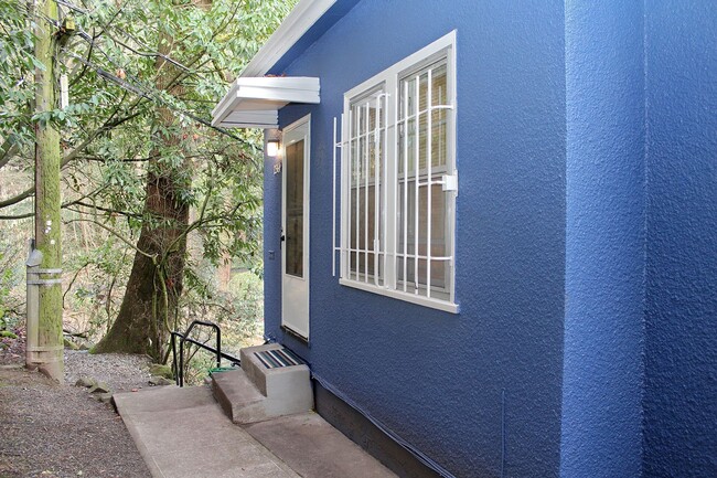 Building Photo - 2356-2366 SW Cactus Dr