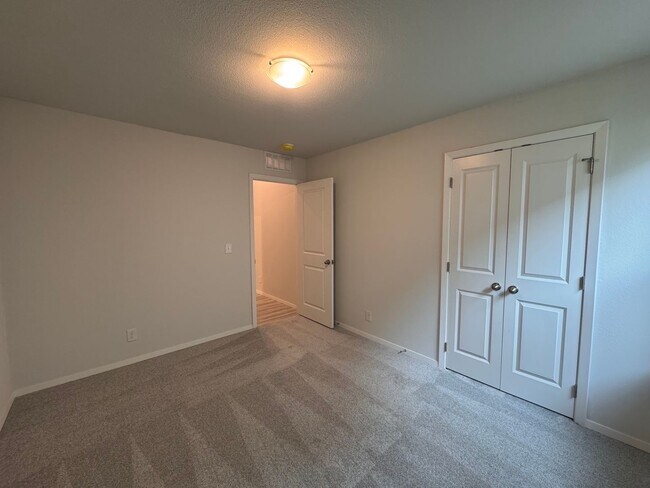 Building Photo - 3401 E 153rd St S