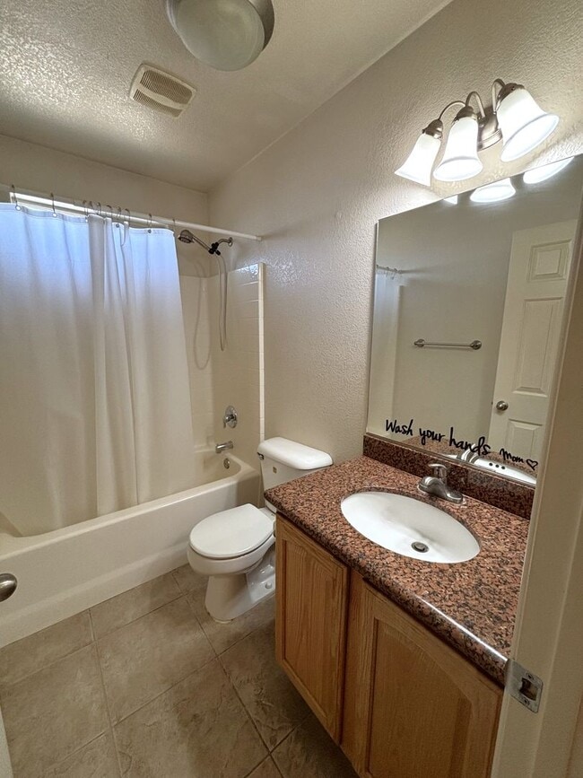 Building Photo - Spacoius Home Available Now!