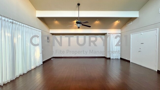 Building Photo - Stunning 4/3/2 Nestled at End of Cul-de-sa...