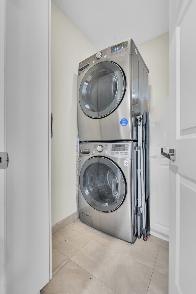 Building Photo - 326 N Doheny Dr