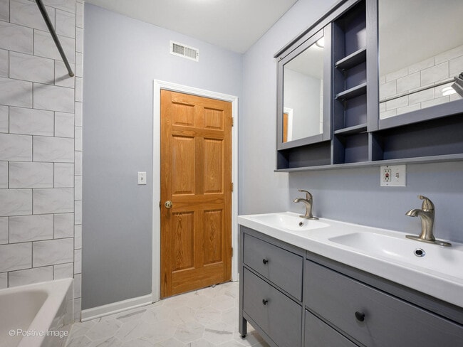 Building Photo - 4014 S Drexel Blvd