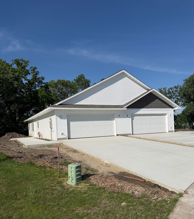 Building Photo - 306-312 Francis Cir