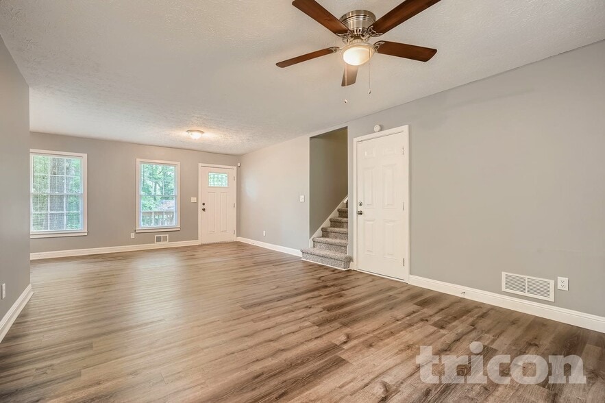 Building Photo - 847 Raintree Way SE