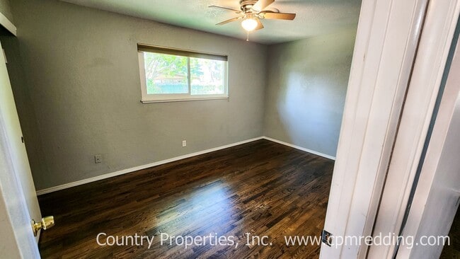 Building Photo - Garden Tract 3-Bedroom House with Hardwood...