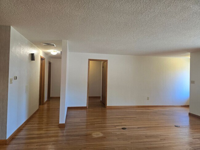Building Photo - Spacious North Tacoma Rambler