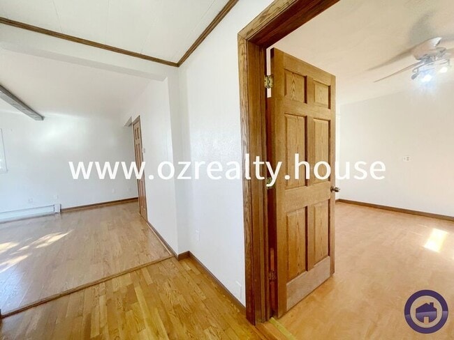 Building Photo - 215 E Reed Ave