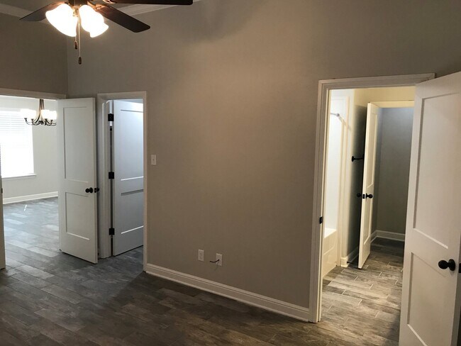 Building Photo - Gorgeous 2 bed/2 bath near Bunny Trail