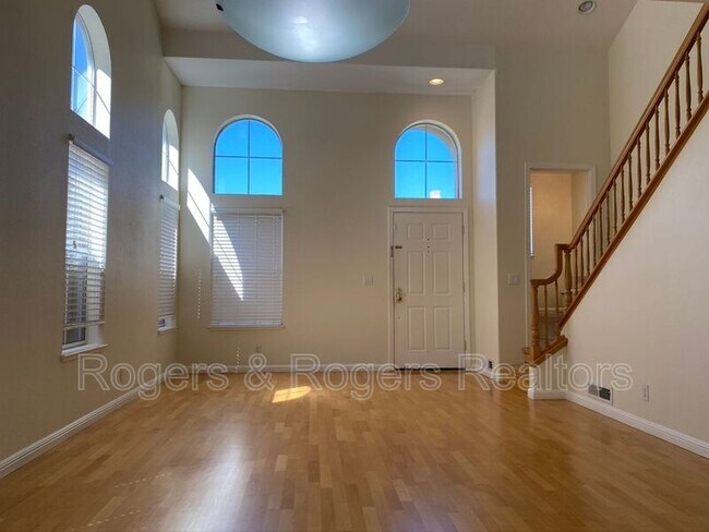 Building Photo - 213 Houghton St