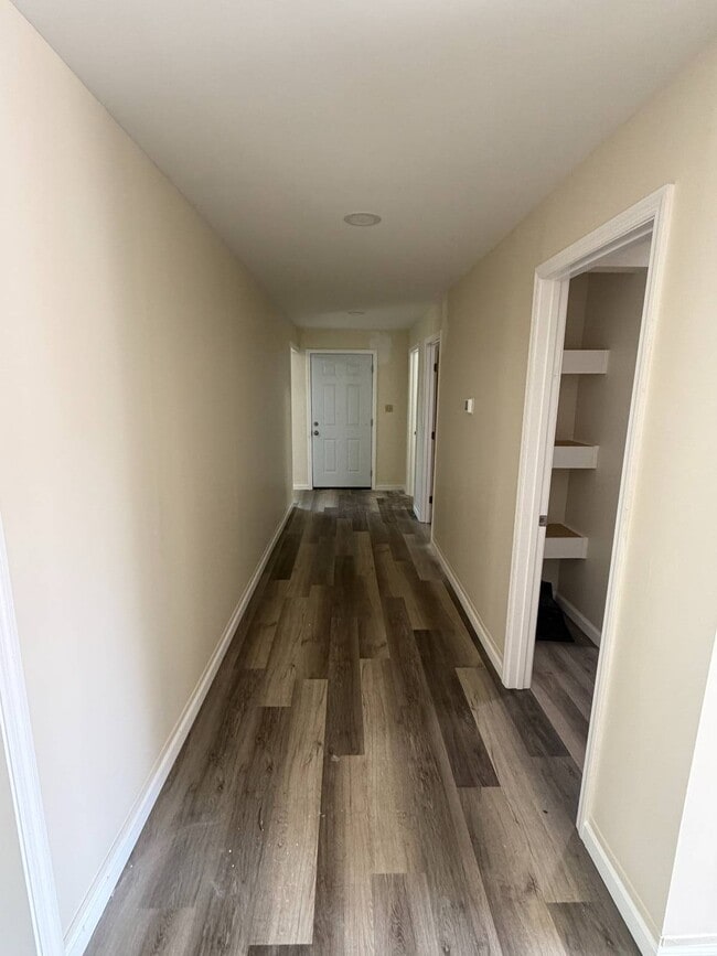 Building Photo - 551 N Lee Ave