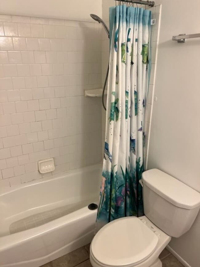 Building Photo - Beautifully updated townhouse, air conditi...