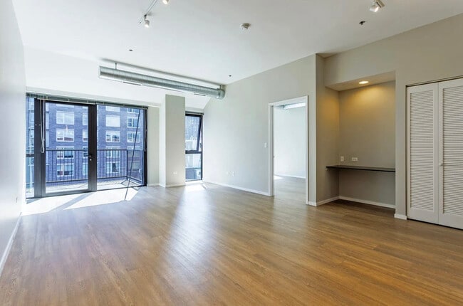 Building Photo - 211 W Scott St