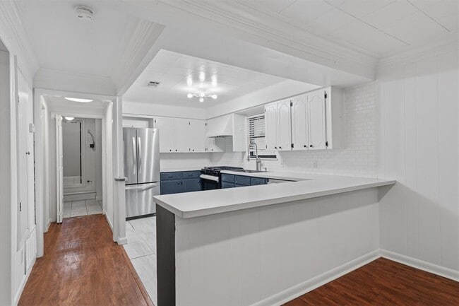 Building Photo - 2204 Santa Rita St