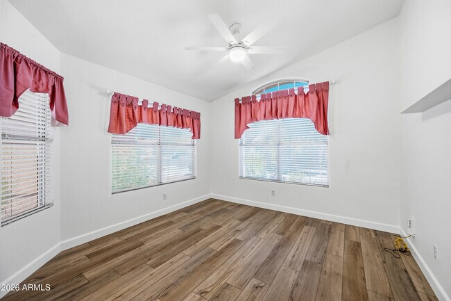 Building Photo - 1142 W Sparrow Dr