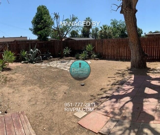 Building Photo - 3 Bedroom + 1 Bath Located in Riverside