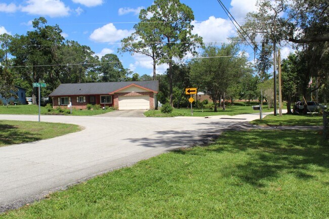 Building Photo - Beautiful 2 bedroom Lakefront Home