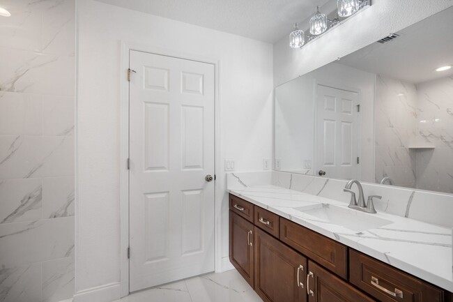 Building Photo - Enjoy the luxury living in Kingshyre, a hi...