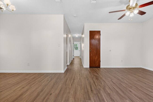 Building Photo - Adorable Single Family Home