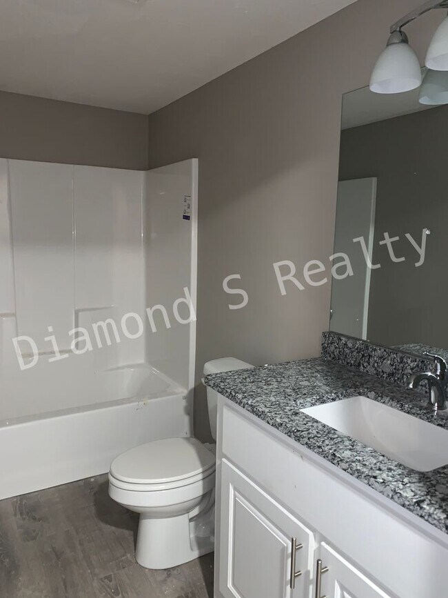 Building Photo - 5 Bedroom Home Located in Ozark!