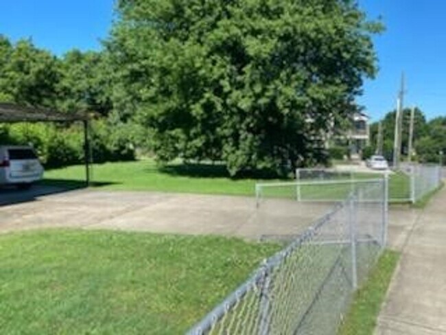 Building Photo - All brick cottage in East Nashville