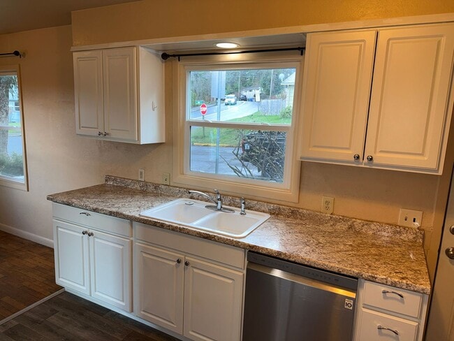 Building Photo - Updated 2 bedroom 1 bath duplex in Eugene!