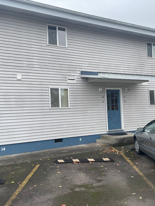 Building Photo - 32000 Pineway Rd