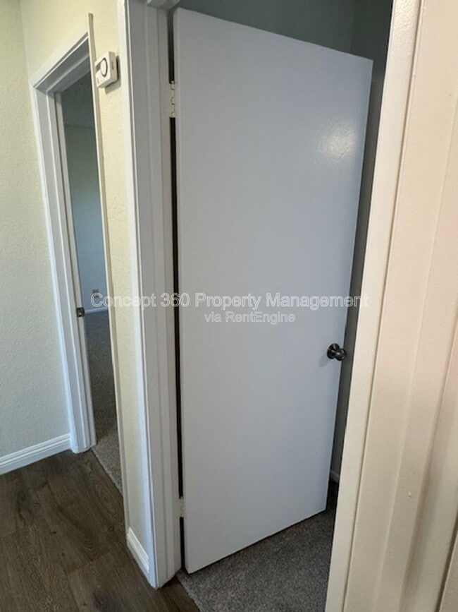 Building Photo - 9421 Cedar St