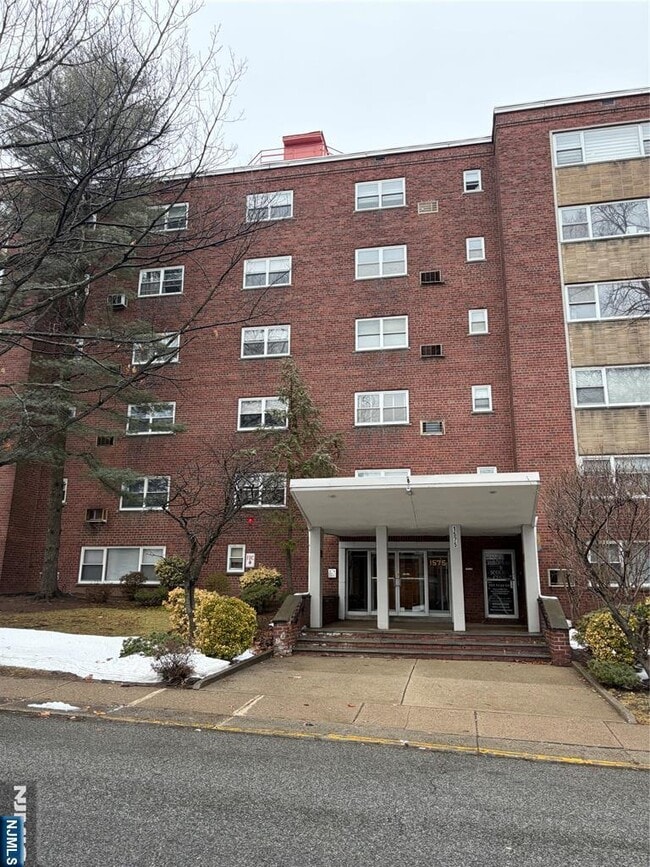 Building Photo - 1575 Center St