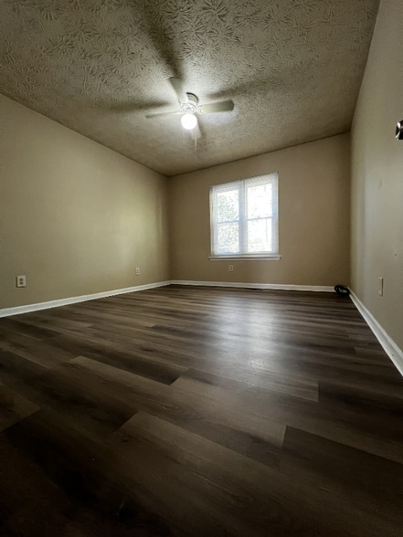 Building Photo - 6635 Meadow Green Cir