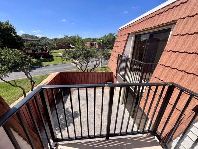 Building Photo - 12 Waterford Dr S