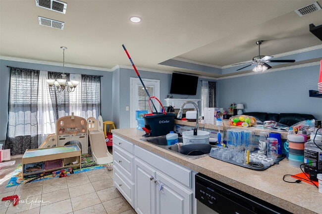 Building Photo - 615 Alex Way