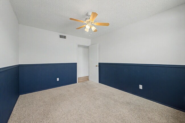 Building Photo - 3922 E Sahuaro Dr