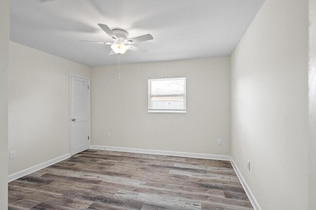 Building Photo - "Charming 2-Bed Townhouse with Modern Comf...