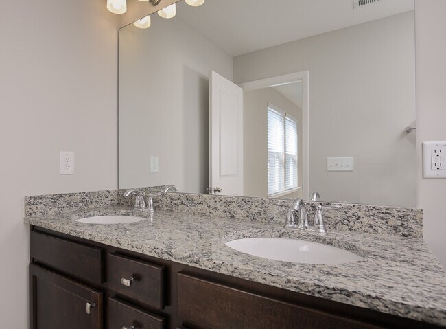 Building Photo - Gorgeous End-Unit Townhome with Spacious Layout!