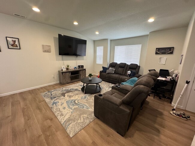 Building Photo - Stylish 3-Bedroom Townhome with Mountain Views & 2-Car Garage