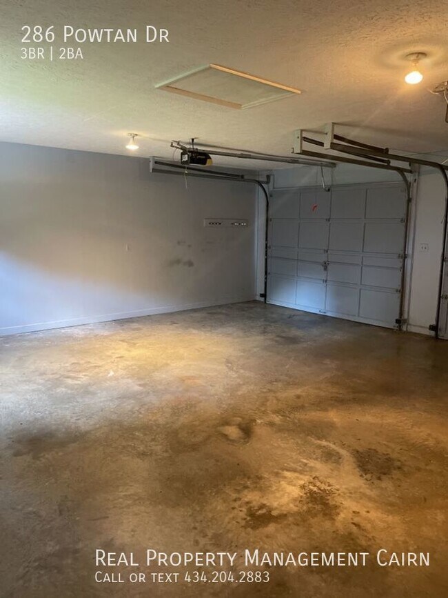 Building Photo - Spacious 3 Bedroom 2 Bath With 2 Car Garag...