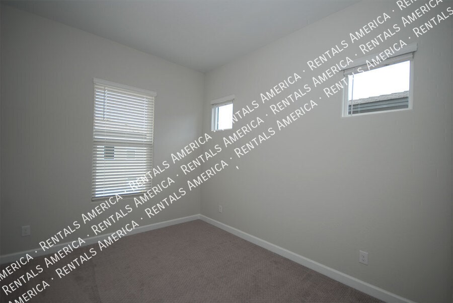 Building Photo - 3725 E Catalina Dr