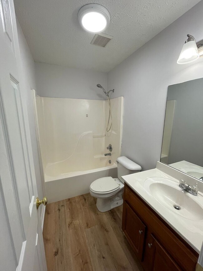 Building Photo - Updated 3/2 House in Silver Creek- $1,495