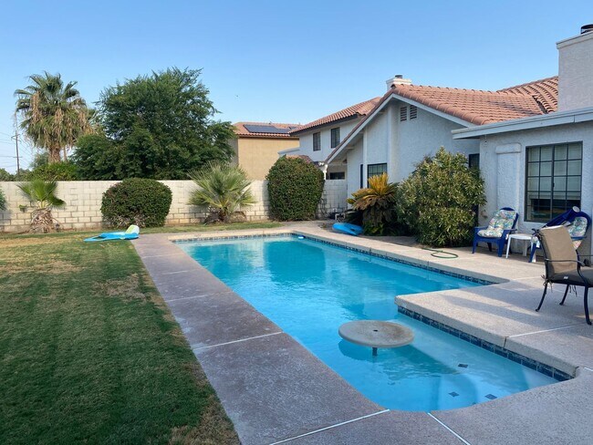 Building Photo - Country Meadows Pool Home