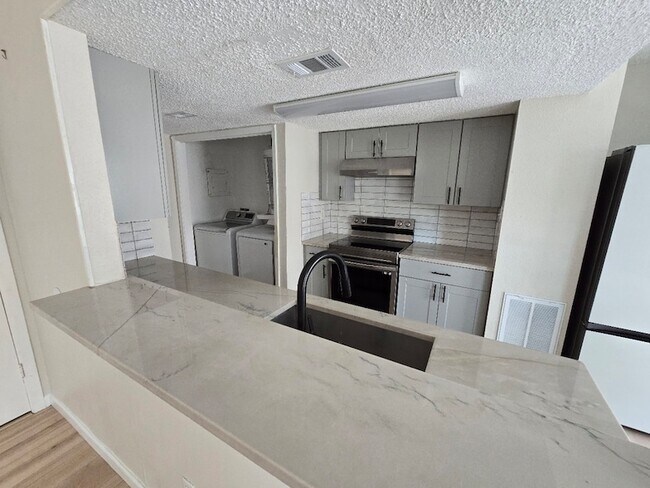 Building Photo - 5640 Birchmont Dr