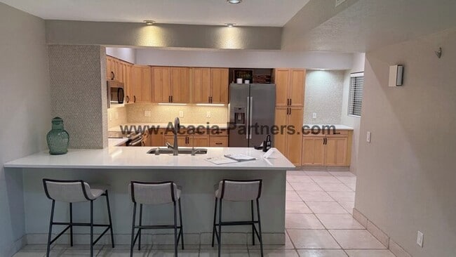 Building Photo - Three Bedroom Townhome