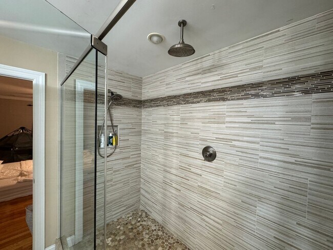 Building Photo - Waltham 3 bed 2.5 Bath