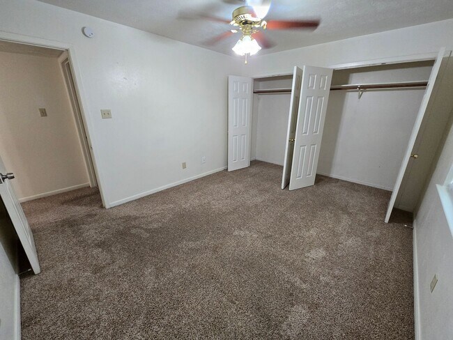 Building Photo - College Station - 3 bedroom / 2 bath 4 plex- downstair units.