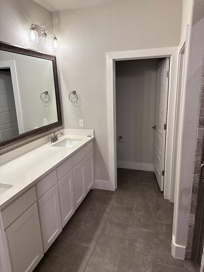 Building Photo - Price DROP - 3/2/2 - Great Location