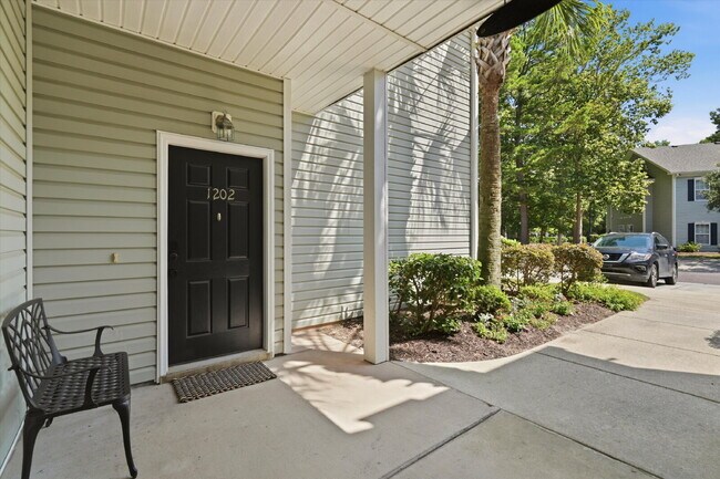 Building Photo - "Charming Fully Furnished 2-Bed Condo with & Granite Countertops in Charleston – 1320 Sq Ft of Co...