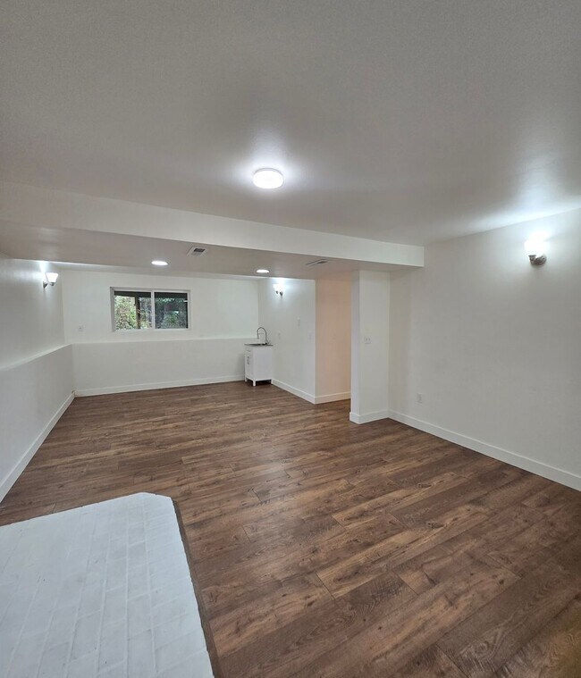 Building Photo - ***PENDING APPLICATION***4 Bedroom, 2 Bath...