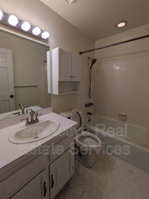 Building Photo - 1014 Colonial Ave