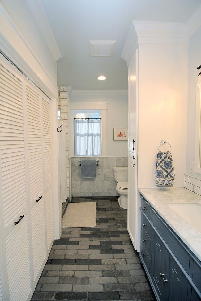 Building Photo - FULLY FURNISHED Spacious ADU Located in the heart of Portland's Historic Laurelhurst Neighborhood!