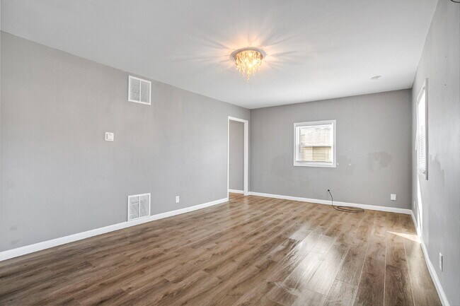 Building Photo - 3 Bedroom, 1 Bath with Garage